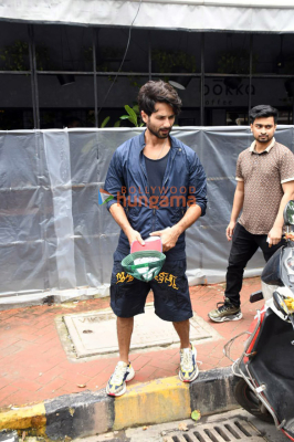 Photos-Shahid-Kapoor-spotted-in-Bandra-2.jpg