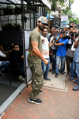 Photos-Shahid-Kapoor-and-Giorgia-Andriani-snapped-in-Bandra-3.jpg