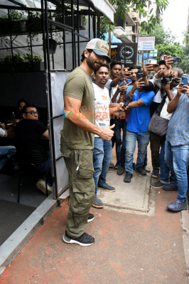 Photos-Shahid-Kapoor-and-Giorgia-Andriani-snapped-in-Bandra-5.jpg