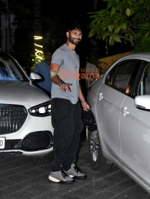 Photos-Sara-Ali-Khan-and-Shahid-Kapoor-snapped-outside-Maddock-Films-office-1.jpg