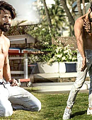 shahid-kapoor-hottest-six-pack-abs-bollywood-survey-says-0001.jpg