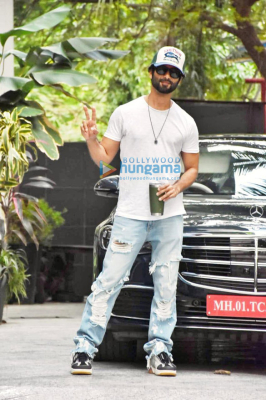 Photos-Shahid-Kapoor-snapped-outside-Dinesh-Vijans-Maddock-office-2.jpg