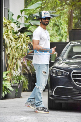 Photos-Shahid-Kapoor-snapped-outside-Dinesh-Vijans-Maddock-office-4.jpg