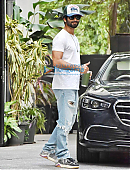 Photos-Shahid-Kapoor-snapped-outside-Dinesh-Vijans-Maddock-office-4.jpg