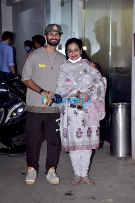 Photos-Shahid-Kapoor-and-his-mother-snapped-at-the-screening-of-Jersey-1.jpg