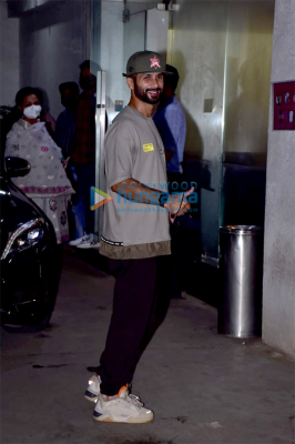 Photos-Shahid-Kapoor-and-his-mother-snapped-at-the-screening-of-Jersey-2.jpg