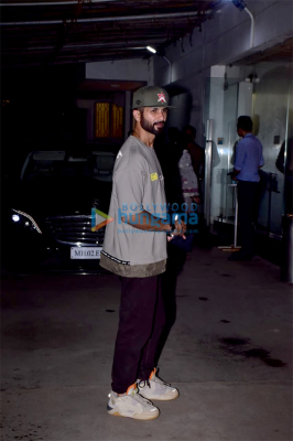 Photos-Shahid-Kapoor-and-his-mother-snapped-at-the-screening-of-Jersey-3.jpg