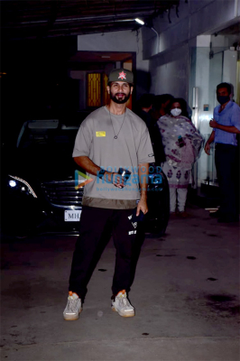 Photos-Shahid-Kapoor-and-his-mother-snapped-at-the-screening-of-Jersey-4.jpg