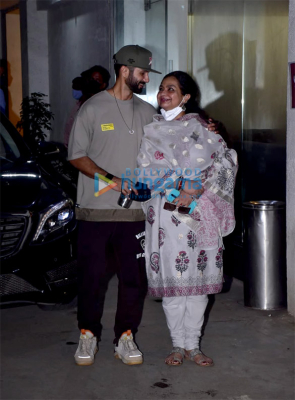 Photos-Shahid-Kapoor-and-his-mother-snapped-at-the-screening-of-Jersey-5.jpg