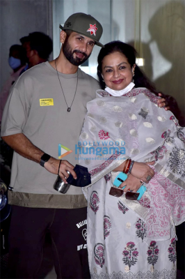 Photos-Shahid-Kapoor-and-his-mother-snapped-at-the-screening-of-Jersey-6.jpg