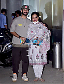 Photos-Shahid-Kapoor-and-his-mother-snapped-at-the-screening-of-Jersey-1.jpg