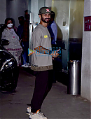 Photos-Shahid-Kapoor-and-his-mother-snapped-at-the-screening-of-Jersey-2.jpg