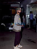 Photos-Shahid-Kapoor-and-his-mother-snapped-at-the-screening-of-Jersey-3.jpg