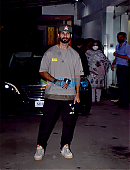 Photos-Shahid-Kapoor-and-his-mother-snapped-at-the-screening-of-Jersey-4.jpg