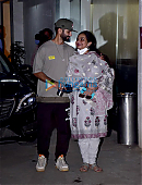 Photos-Shahid-Kapoor-and-his-mother-snapped-at-the-screening-of-Jersey-5.jpg