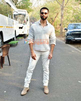 Photos-Shahid-Kapoor-and-Kriti-Sanon-snapped-on-the-sets-of-Bigg-Boss-17-for-Teri-Baaton-Mein-Aisa-Uljha-Jiya-6.jpg