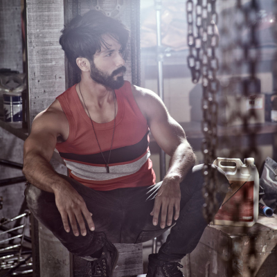 SHAHID_KAPOOR_RED_4bd3f0d8-e21d-4567-8376-4c1084b9d53e_900x.jpg