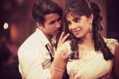 9786-priyanka-and-shahid-in-teri-meri-kahani.jpg