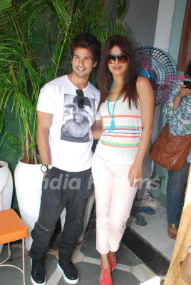 3224-bollywood-actor-shahid-kapoor-and-priyanka-chopra-promote-teri-meri-kahaan-at-cocoberry.jpg