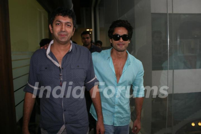 8419-shahid-kapoor-with-kunal-kohli-promotes-film-teri-meri-kahani-at-big-fm.jpg