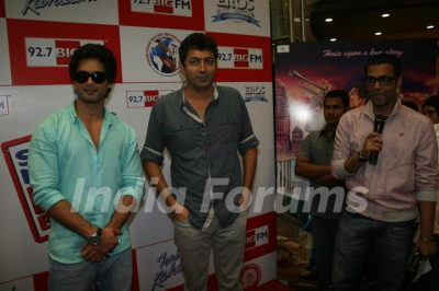 8420-shahid-kapoor-with-kunal-kohli-promotes-film-teri-meri-kahani-at-big-fm.jpg