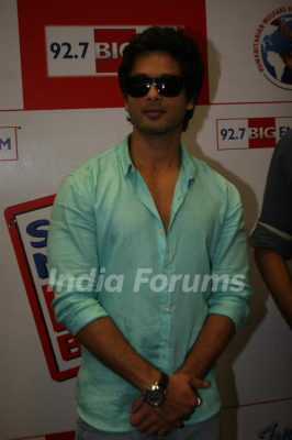 8421-shahid-kapoor-promotes-film-teri-meri-kahani-at-big-fm.jpg