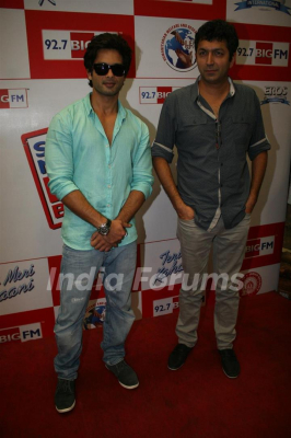 8422-shahid-kapoor-with-kunal-kohli-promotes-film-teri-meri-kahani-at-big-fm.jpg