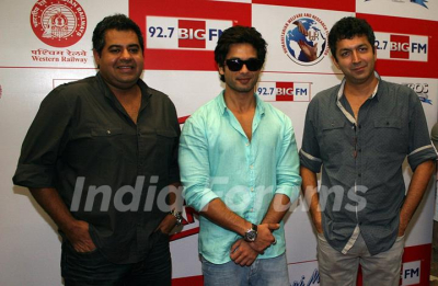 8423-vicky-bahri-shahid-kapoor-and-kunal-kohli-promotes-film-teri-meri-kahani-at-big-fm.jpg