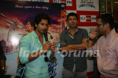 8424-shahid-kapoor-with-kunal-kohli-promotes-film-teri-meri-kahani-at-big-fm.jpg