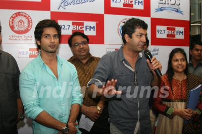 8427-shahid-kapoor-with-kunal-kohli-promotes-film-teri-meri-kahani-at-big-fm.jpg