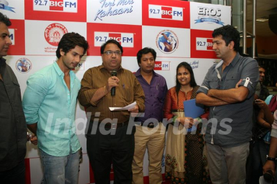 8428-shahid-kapoor-with-kunal-kohli-promotes-film-teri-meri-kahani-at-big-fm.jpg