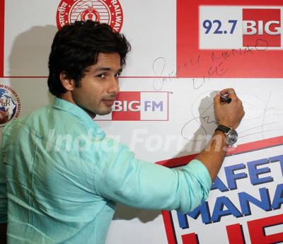 8430-shahid-kapoor-promotes-film-teri-meri-kahani-at-big-fm.jpg