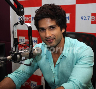 8435-shahid-kapoor-promotes-film-teri-meri-kahani-at-big-fm.jpg