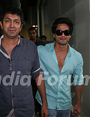 8419-shahid-kapoor-with-kunal-kohli-promotes-film-teri-meri-kahani-at-big-fm.jpg