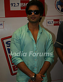 8421-shahid-kapoor-promotes-film-teri-meri-kahani-at-big-fm.jpg