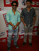 8422-shahid-kapoor-with-kunal-kohli-promotes-film-teri-meri-kahani-at-big-fm.jpg