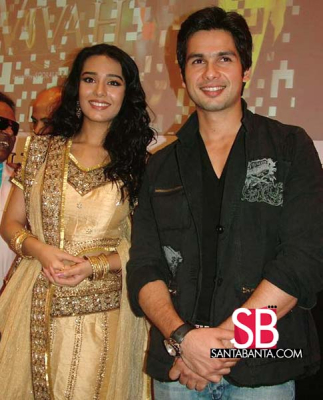 Shahid_Kapoor_and_Amrita_Rao_at_Vivah_press_meet_-_6.jpg