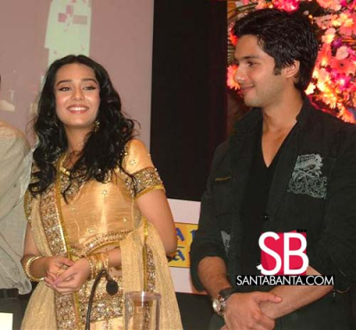 Shahid_Kapoor_and_Amrita_Rao_at_Vivah_press_meet_-_7.jpg