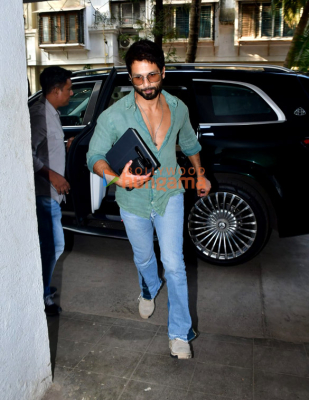 Photos-Shahid-Kapoor-snapped-in-Andheri-2.jpg