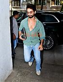 Photos-Shahid-Kapoor-snapped-in-Andheri-4.jpg