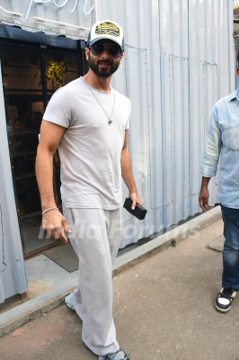 5919-shahid-kapoor-snapped-in-the-city.jpg