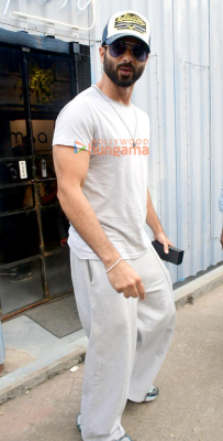 Photos-Shahid-Kapoor-snapped-outside-a-cafe-in-Bandra-1.jpg