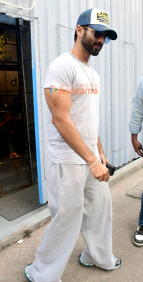 Photos-Shahid-Kapoor-snapped-outside-a-cafe-in-Bandra-2.jpg