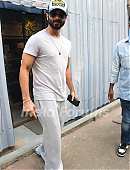 5919-shahid-kapoor-snapped-in-the-city.jpg