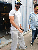 5920-shahid-kapoor-snapped-in-the-city.jpg