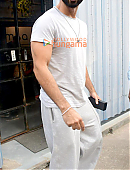 Photos-Shahid-Kapoor-snapped-outside-a-cafe-in-Bandra-1.jpg