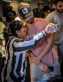 Shahid Kapoor in a pink T-shirt and grey sweatpants at Aalim Hakim salon.jpg