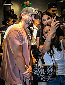 Shahid Kapoor in a pink T-shirt and grey sweatpants at Aalim Hakim salon.jpg