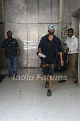 9261-shahid-kapoor-snapped-in-the-city.jpg