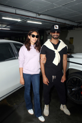 Mira_Rajput2C_Shahid_Kapoor_seen_at_the_airport_on_17_July_2023___Mira_Rajput_-_Bollywood_Photos_1689672989101.jpg